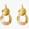 NEKANE Orecchini pendenti in metallo testurizzato oro con corda e perline rosa DESCARTES